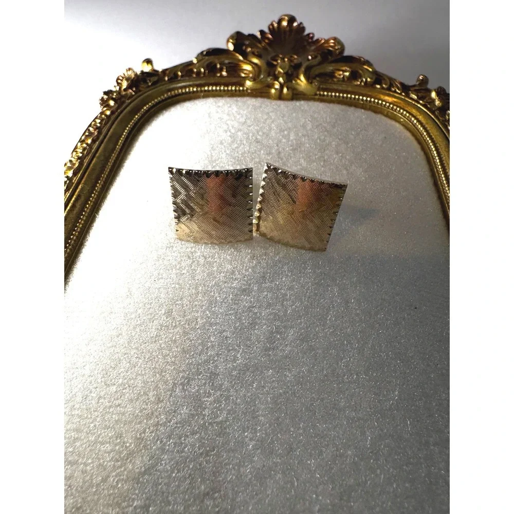 Vintage Gold Tone Square Textured Chevron Scalloped Edge Toggle Cufflinks Mens